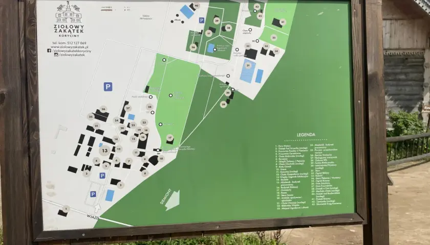 Mapa atrakcji Ziołowego Zakątka Koryciny. Znajdziesz tu m.in. chaty, ogrody, SPA i miejsca ogniskowe.