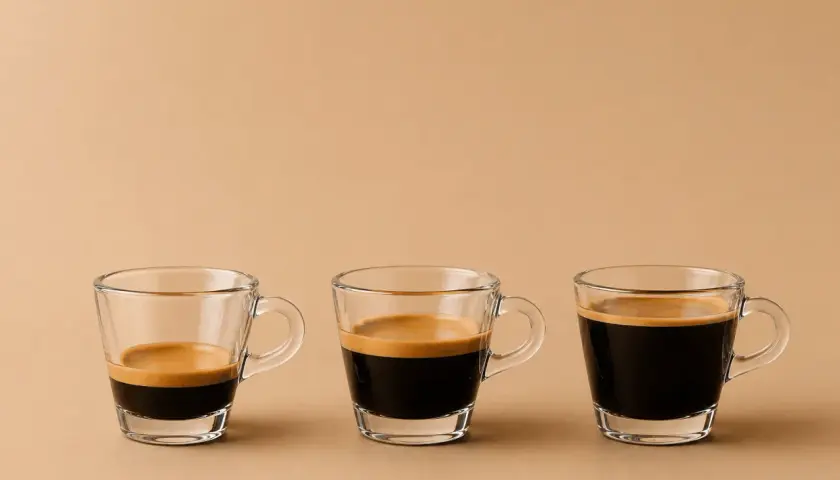 Drei Espressotassen zeigen die Unterschiede: Ein Ristretto ist ein konzentrierter Espresso, weniger Wasser, mehr Geschmack.