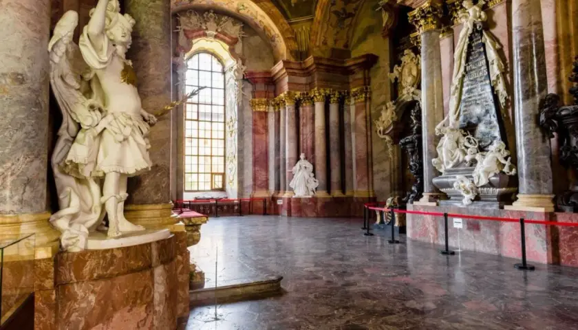 Wnętrze opactwa pocysterskiego w Krzeszowie. Marmurowe kolumny, rzeźby aniołów i monumentalne nagrobki tworzą barokowy splendor.