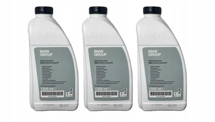 Trzy butelki płynu chłodniczego BMW Lifetime Coolant 87. Płyn do chłodnic zapobiegający zamarzaniu, idealny do BMW.