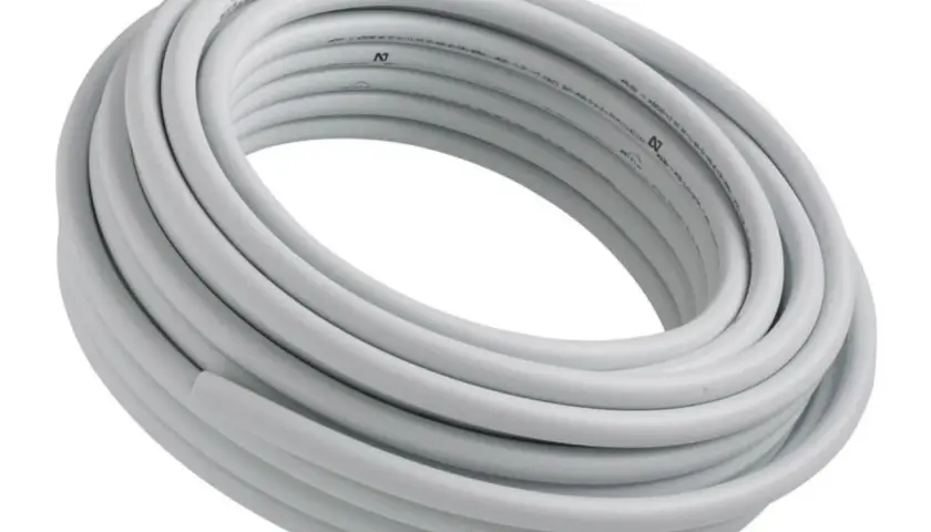 Rouleau de tuyau multicouche blanc, idéal pour l'installation d'une douche. Son diamètre est parfait pour un flux d'eau optimal.