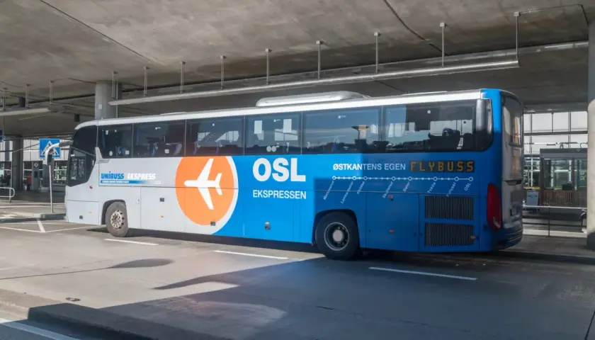 Autobus Flybuss OSL z logo samolotu, gotowy do odjazdu z lotniska Oslo.