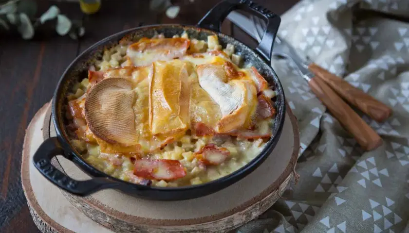 Croziflette gratinée au fromage fondant, lardons et crozets, parfaite pour 6 personnes. Un délice savoyard réconfortant.