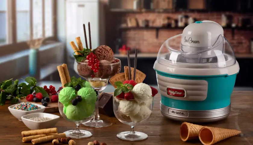 Gelatiera Ariete Party Time, pronta per creare deliziosi gelati con tante ricette. Coppe di gelato alla menta, cioccolato e vaniglia, guarnite con frutta fresca e cialde.