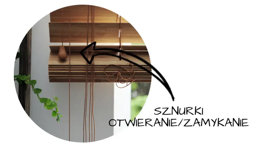 Szczegół bambusowych żaluzji, pokazujący sznurki do otwierania/zamykania. Strzałka wskazuje mechanizm.