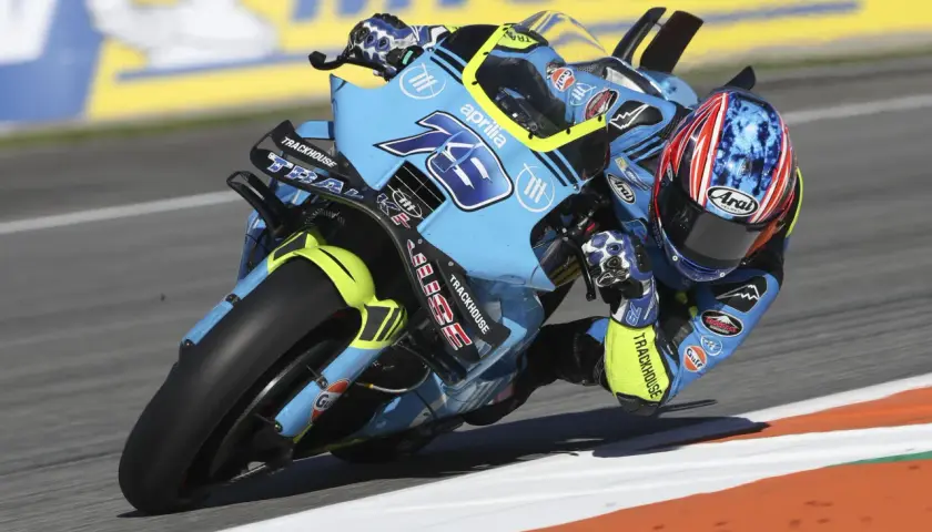 Pecco Bagnaia hoy, inclinado en su Aprilia azul y amarilla, demostrando su habilidad en la pista.
