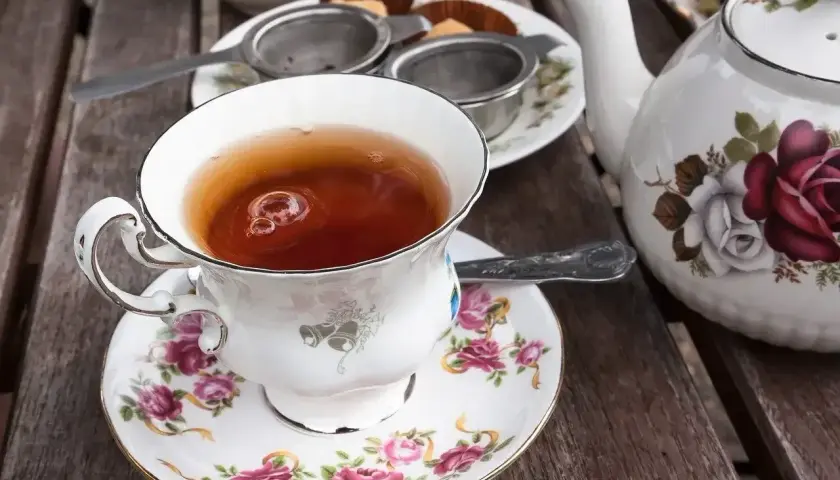 Elegancka filiżanka z parującą czarną herbatą, idealna do delektowania się chwilą. Dowiedz się, ile parzyć czarną herbatę, by uzyskać najlepszy smak.