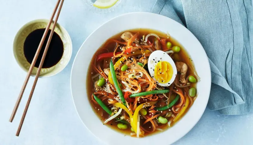 En skål med färgstark ramen, perfekt för ett snabbt och gott ramen recept. Med ägg, grönsaker och nudlar.