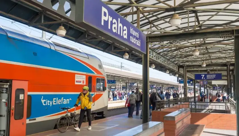 Praga, główny dworzec. Pociąg "City Elefant" czeka na pasażerów. W tle widać ludzi i perony.