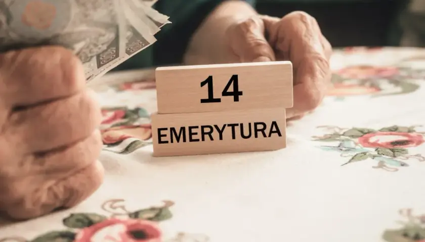Dłonie trzymające pieniądze i kostki z napisem "14 EMERYTURA".