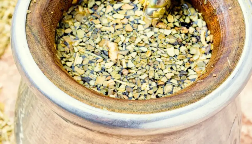 Naczynie z yerba mate, gotowe do picia. Zastanawiasz się, ile yerby dziennie jest dla Ciebie najlepsze?