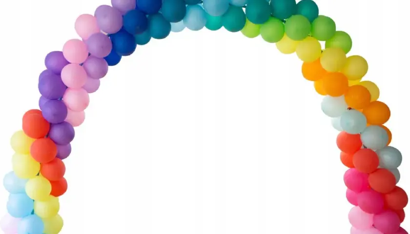 Tęczowy łuk z balonów na białym tle.