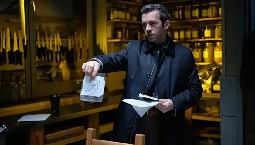 Mężczyzna w ciemnym płaszczu trzyma woreczek z napisem "Uciekaj!". Czy to wskazówka z serialu "Nieobecni", kiedy?