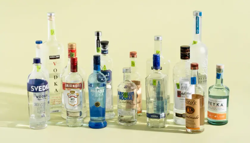 Różnorodne rodzaje wódek czystych: Svedka, Smirnoff, Pinnacle, Absolut, Belvedere, Tito's Handmade, Reyka i inne.