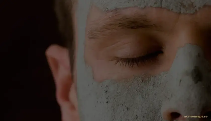 Närbild på ett ansikte med en lermask som rengör porerna.