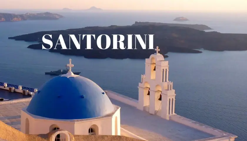 Santorini czy warto? Widok na błękitną kopułę kościoła i morze z wyspami w tle. Idealne miejsce na podróż.