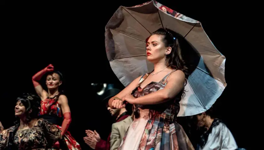 Aktorka z parasolką w Teatrze Imka. Sprawdź repertuar i zarezerwuj bilety na niezapomniane widowisko.