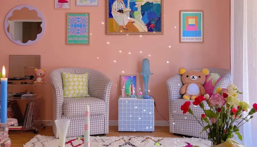 En mysig hörna med rutiga fåtöljer, en Rilakkuma-nalle och en bukett blommor. Fyra anledningar till att älska detta pärlemorskimrande pastellrum.