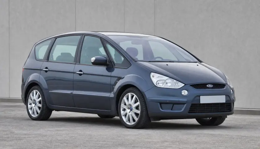 Mörkgrå Ford S-Max, en familjebil som kan ha sina problem.