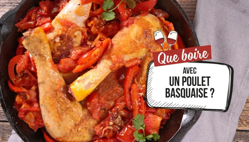Un plat de poulet basquaise savoureux, avec des morceaux de poulet tendres mijotés dans une sauce tomate et poivrons rouges. Parfait avec un bon vin.