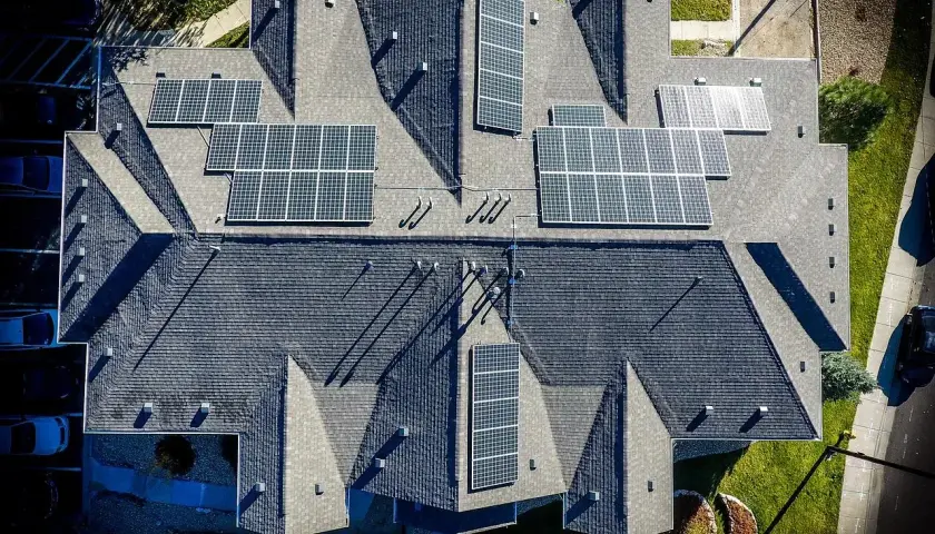 Jak działa elektrownia słoneczna? Od paneli po net-billing!