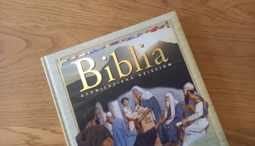 Okładka Biblii opowiedzianej dzieciom, z ilustracją sceny biblijnej i złotym napisem. Idealna do czytania opowieści biblijnych dla dzieci.