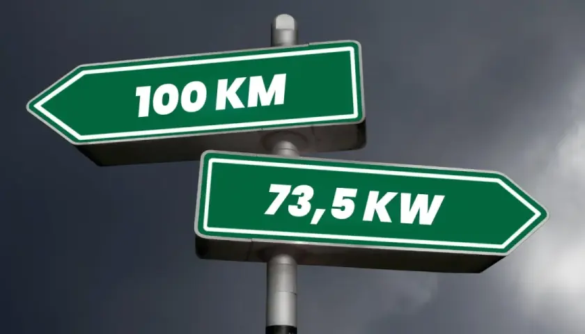 Dwa zielone znaki drogowe: jeden z napisem "100 KM", drugi "73,5 KW". Wybór drogi, która jest krótsza, czy tej z większą mocą?
