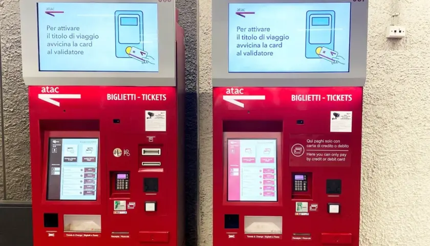Macchine automatiche ATAC per l'acquisto di biglietti turistici a Roma. Offrono diverse opzioni di viaggio e accettano pagamenti con carta.