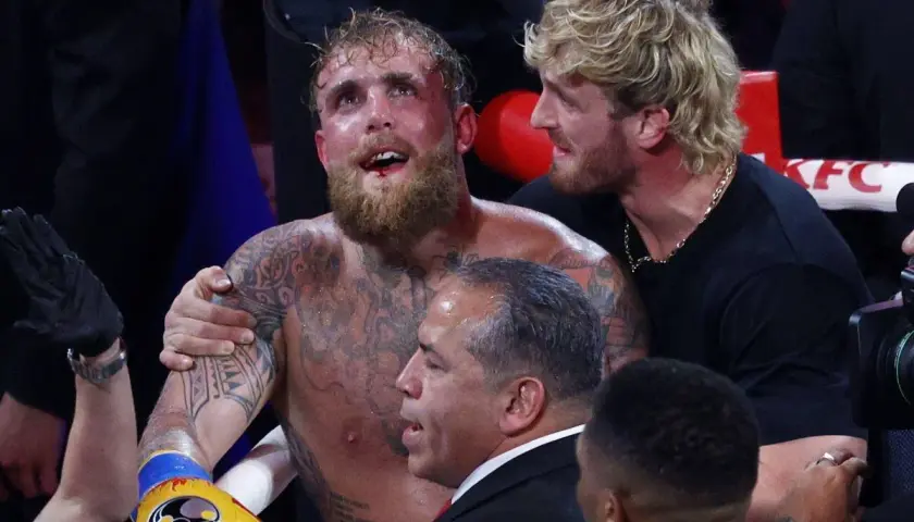 Jake Paul, z zakrwawionymi ustami, wspierany przez brata Logana. Czy to zapowiedź walki z Anthonym Joshuą?