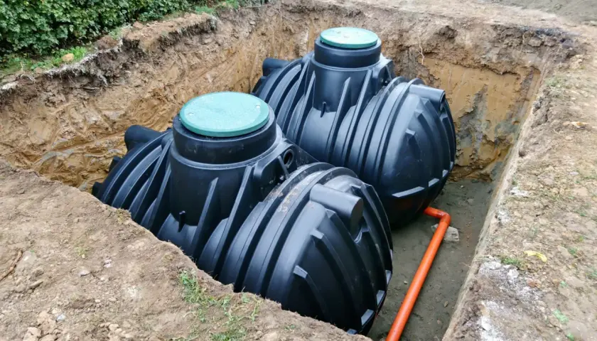 Instalacja szamba plastikowego w wykopie. Dowiedz się, ile kosztuje montaż szamba plastikowego i jakie są jego zalety.