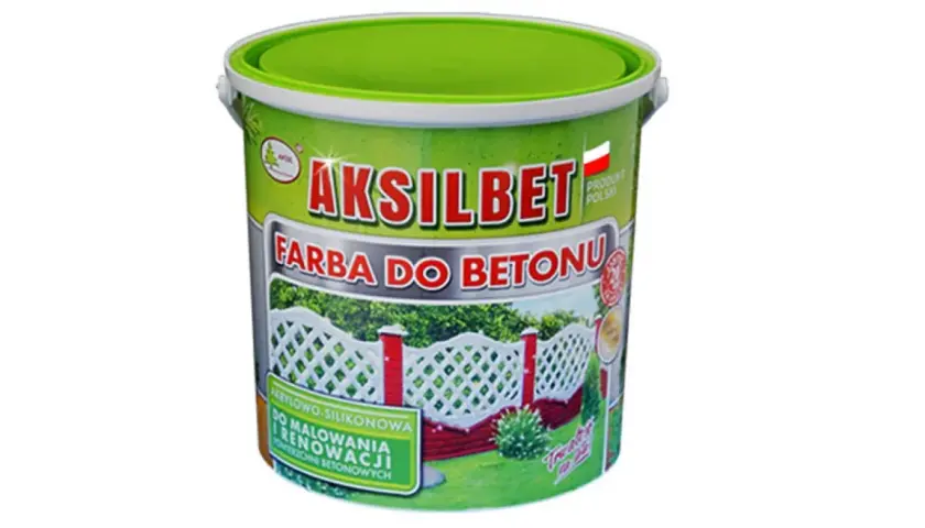 Jaka farba do betonu na zewnątrz? Pojemnik z zieloną pokrywą, etykieta "Aksilbet Farba do betonu" z widokiem pomalowanego ogrodzenia.