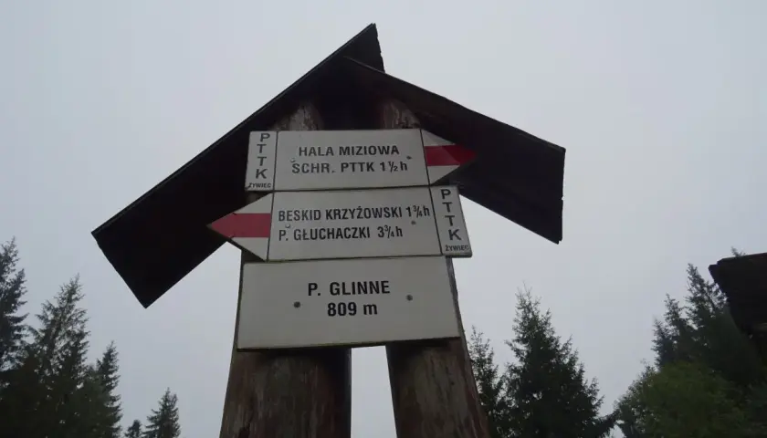 Droga do P. Glinne 809 m. Znaki PTTK wskazują też kierunki na Halę Miziową i Beskid Krzyżowski.