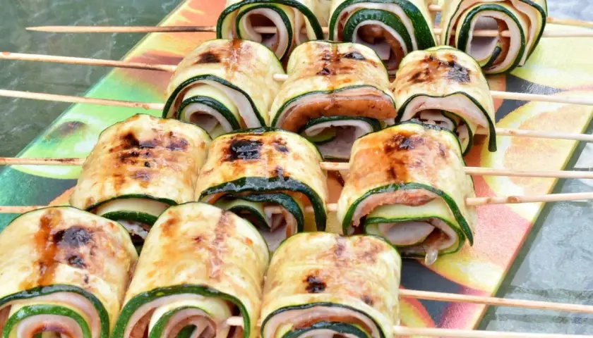 Szybki przepis na cukinię na grillu, która zachwyci Twoich gości