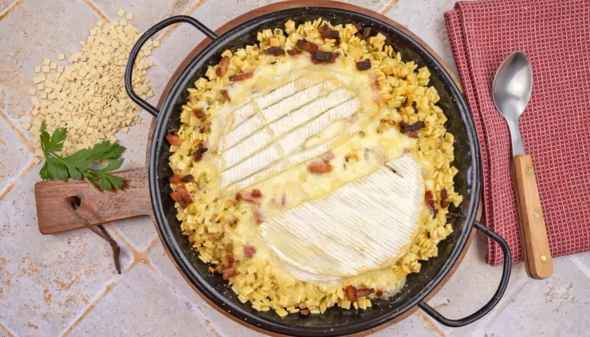 Un plat de pâtes croziflette gratiné au fromage fondant, parsemé de lardons croustillants. Un délice savoyard.