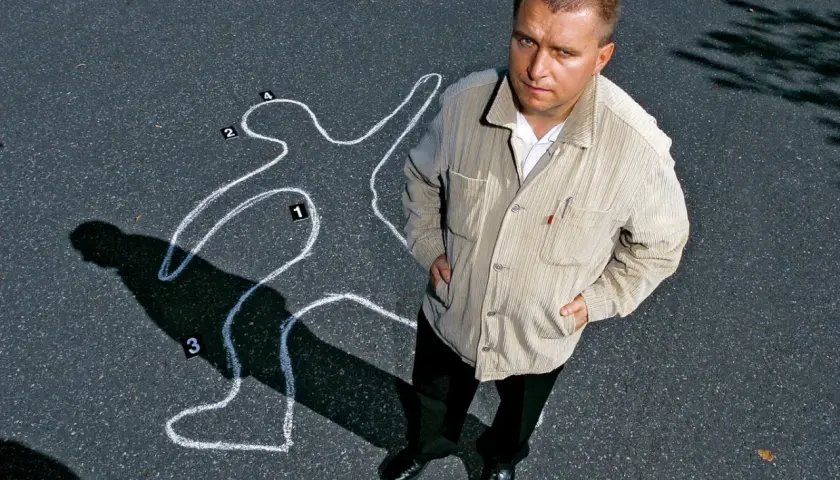 Detektyw analizuje ślady na miejscu zbrodni. Klucz do tego, jak stworzyć wiarygodny portret psychologiczny postaci w kryminale.