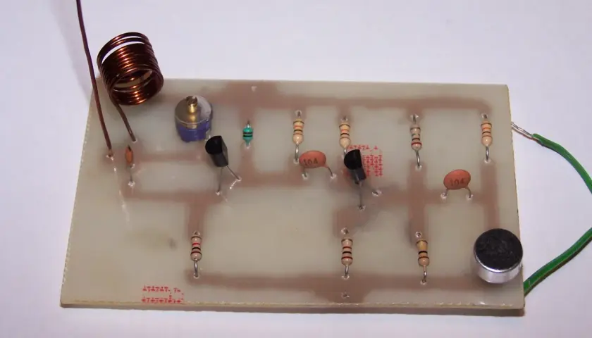Układ elektroniczny z cewką i rezystorami, elementami do budowy jak zrobic antene fm.