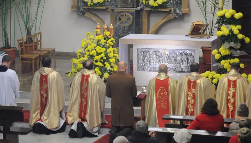 Uroczysta msza rekolekcyjna z udziałem duchownych w złotych szatach i wiernych.