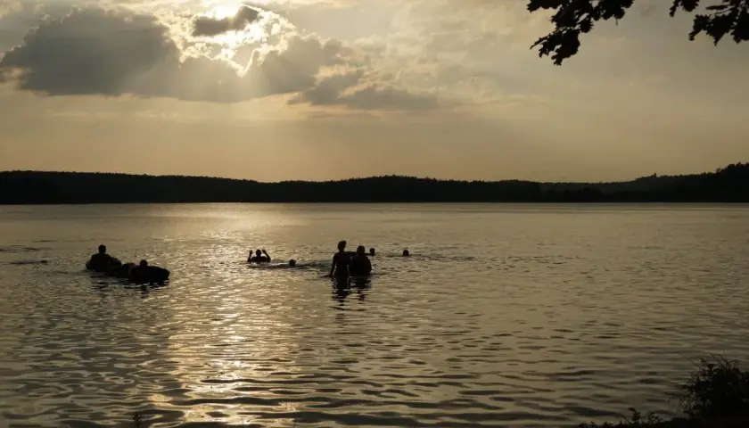 Jezioro Trzechowskie: Idealne miejsce na relaks i przygodę w naturze