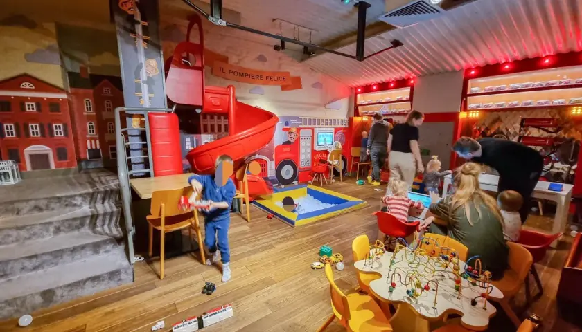 Wesoła restauracja z bawialnią dla dzieci, gdzie maluchy mogą się bawić zjeżdżalnią i basenem z kulkami, a dorośli odpocząć.