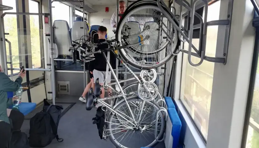 Wagon PKP z miejscami na rowery. Zastanawiasz się, ile kosztuje bilet na rower PKP? Warto sprawdzić przed podróżą.