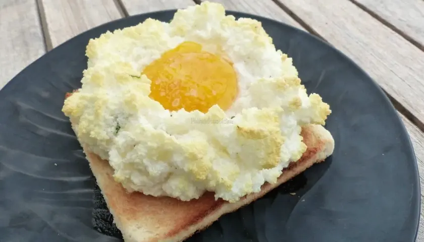 Un œuf nuage aérien sur une tranche de pain grillé, parfait pour une recette légère et gourmande.