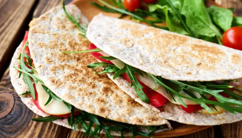 Dwie pyszne piadiny z rukolą, pomidorkami i serem. Idealny przepis na szybki lunch!