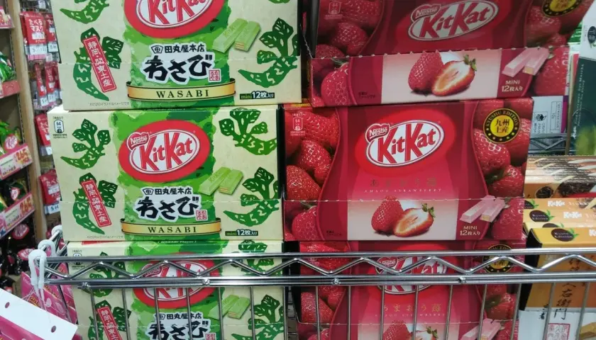 Pudełka Kit Kat o smaku wasabi i truskawki. Idealne, by przywieźć z Tokio nietypowe słodycze.