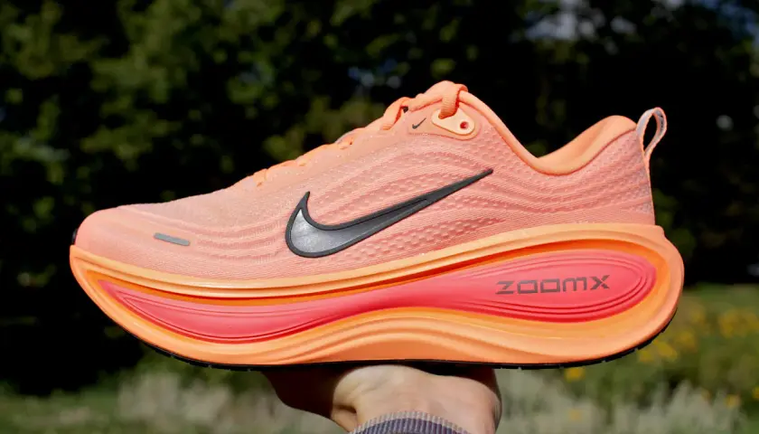 Pomarańczowe buty do biegania Nike z pianką ZoomX. Czy buty do biegania nadają się do chodzenia? Ten model jest wygodny na co dzień.