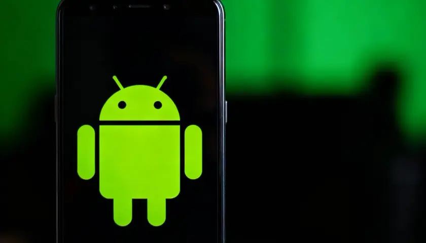 Zielona ikonka robota Androida na czarnym ekranie telefonu. Poznaj znaczenie ikon w telefonie.