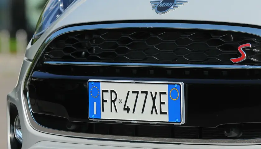 Dettaglio della targa auto FR 477XE su una Mini Cooper S bianca. Il cambio targa auto è stato completato con successo.