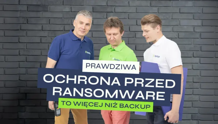 Trzech mężczyzn omawia "Prawdziwa ochrona przed ransomware to więcej niż backup".