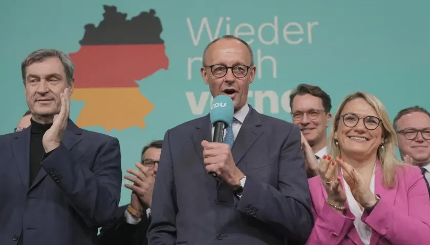 Friedrich Merz spricht ins Mikrofon, flankiert von wichtigen Politikern der CDU wie Markus Söder und Andrea Lindholz.