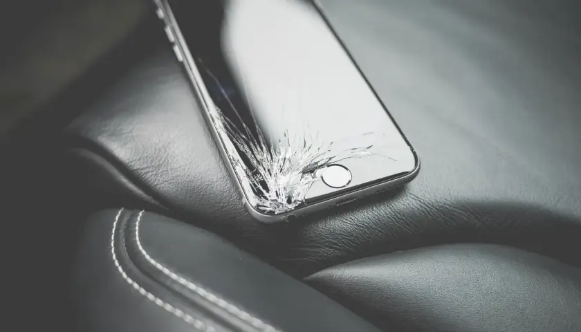 Rozbity ekran telefonu we śnie: co oznacza i jak go interpretować?