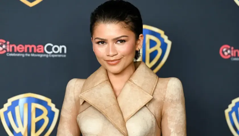 Zendaya, gwiazda seriali i programów, na tle logo Warner Bros.